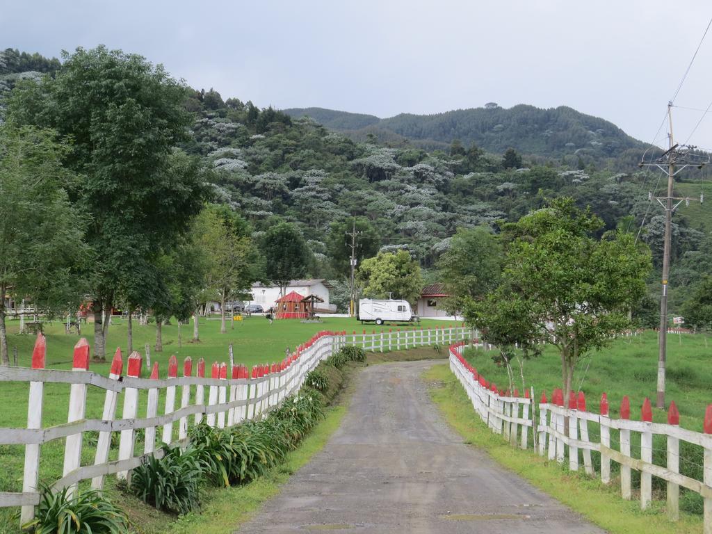 Finca Recreacional Marcelandia Санта Роса де Кабал Екстериор снимка